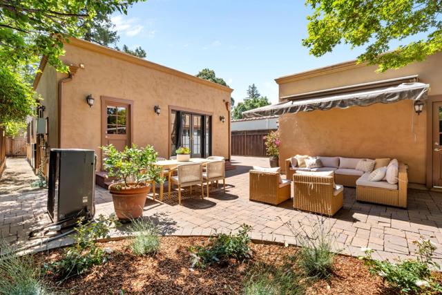 475 8th Avenue, Menlo Park CA: https://media.crmls.org/mediaz/2704a17b-61d5-4f12-bd1c-c32d234e2c27.jpg