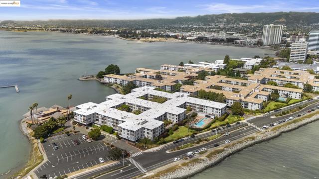 5 Admiral Dr, Emeryville CA: https://media.crmls.org/mediaz/2704a7cb-b072-4f9c-88c0-b28a483b47ad.jpg