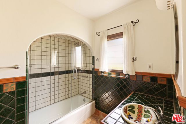 112 N Valley Street, Burbank CA: https://media.crmls.org/mediaz/2704d5b4-ee31-4512-877d-cdd0382c74e7.jpg