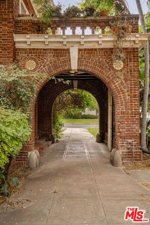 https://media.crmls.org/mediaz/270503cc-28a6-4e7d-b09a-390de2bfeb0f.jpg?preset=X-Large