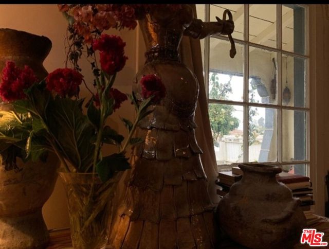 41 W Warner Street, Ventura CA: https://media.crmls.org/mediaz/27052189-da61-4eb1-a5a0-6e4fa74f120b.jpg