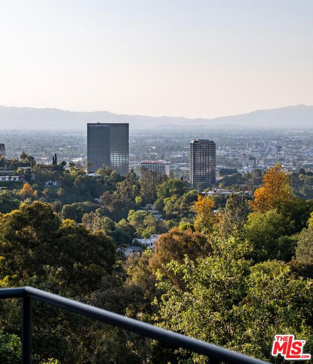 7209 Sunnydip Trail, Los Angeles CA: https://media.crmls.org/mediaz/2705288c-ef4c-4a66-a32d-c8f04cca66d1.jpg