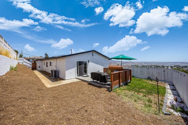 1210 Maria Ave, Spring Valley CA: https://media.crmls.org/mediaz/27053429-e952-4dc7-be6c-8d50c315982b.jpg