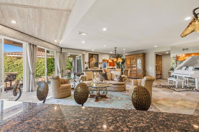 210 Desert Lakes Drive, Rancho Mirage CA: https://media.crmls.org/mediaz/27059054-d4c4-434b-9ad0-341841334e42.jpg