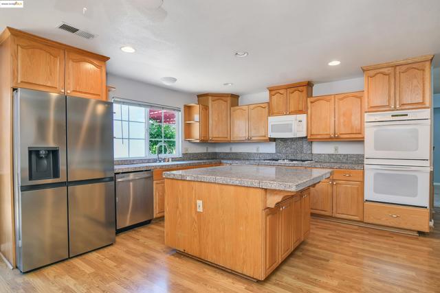 951 Lexington Pl, San Ramon CA: https://media.crmls.org/mediaz/2705e9cd-cb7f-4f30-b646-21ef5b6cb127.jpg