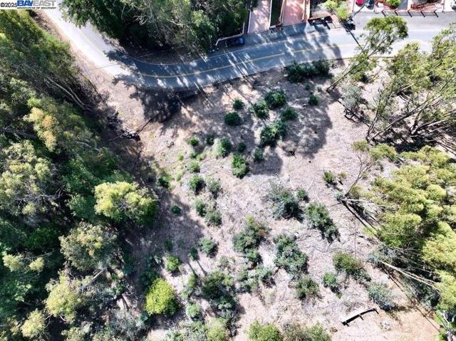 7590 Skyline Blvd, Oakland CA: https://media.crmls.org/mediaz/2705fccf-e39a-443c-976a-6370c6e8c9ec.jpg