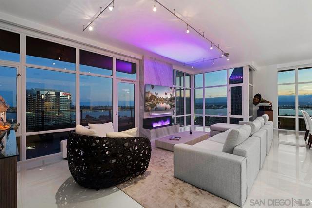 550 Front Street, San Diego CA: https://media.crmls.org/mediaz/27064a64-5dba-419e-8771-9910072eaedc.jpg
