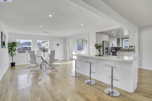 215 Isleton Ave, Oakland CA: https://media.crmls.org/mediaz/27067f5c-fae6-45de-bd1a-21c061ce5e39.jpg