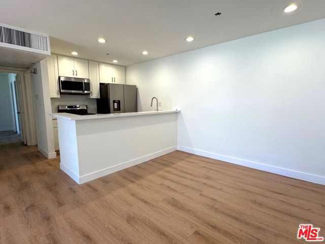 8601 International Avenue, Canoga Park CA: https://media.crmls.org/mediaz/2706b679-165b-432b-975c-343fa96d612a.jpg