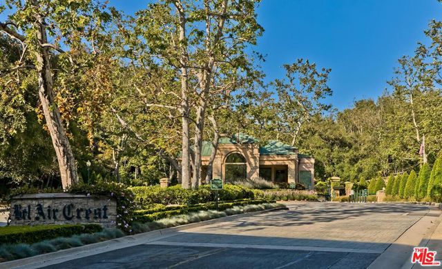 2327 Weybridge Lane, Los Angeles CA: https://media.crmls.org/mediaz/2706b709-eae8-4d6f-9383-1b5a4cbc8c91.jpg
