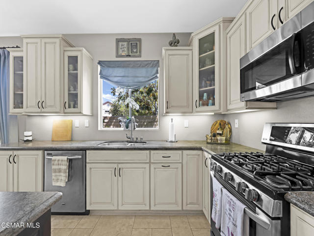 293 Springmist Lane, Simi Valley CA: https://media.crmls.org/mediaz/2706e124-b141-4fcf-8c60-c82ed514e060.jpg
