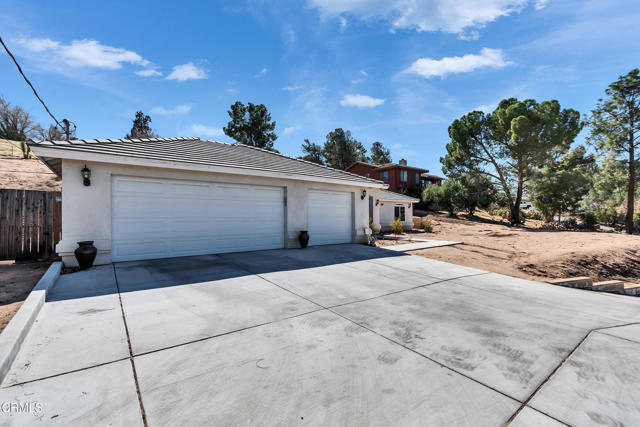 17717 Bangor Avenue, Hesperia CA: https://media.crmls.org/mediaz/270706e2-c715-4e9d-b827-bf2689a868a0.jpg