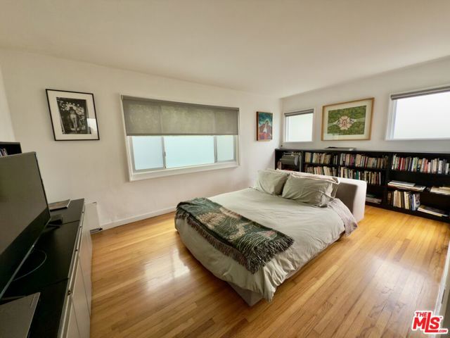 2714 4th Street, Santa Monica CA: https://media.crmls.org/mediaz/2707a9e4-f084-4093-a423-10ac64fea10c.jpg