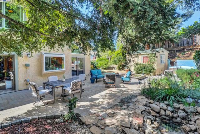 2277 Stillcreek Ct, Martinez CA: https://media.crmls.org/mediaz/270982c8-b5d8-4079-a72a-18e328d9eef6.jpg