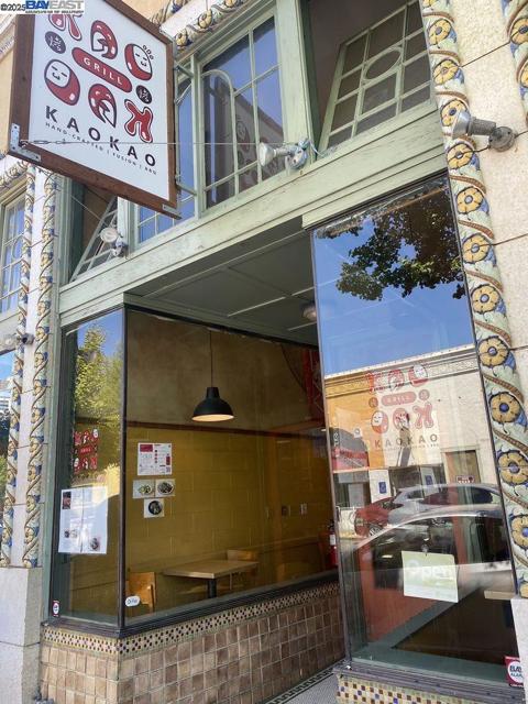 2993 College, Berkeley CA: https://media.crmls.org/mediaz/270993cd-4add-4fd6-af42-4848c8d3955d.jpg