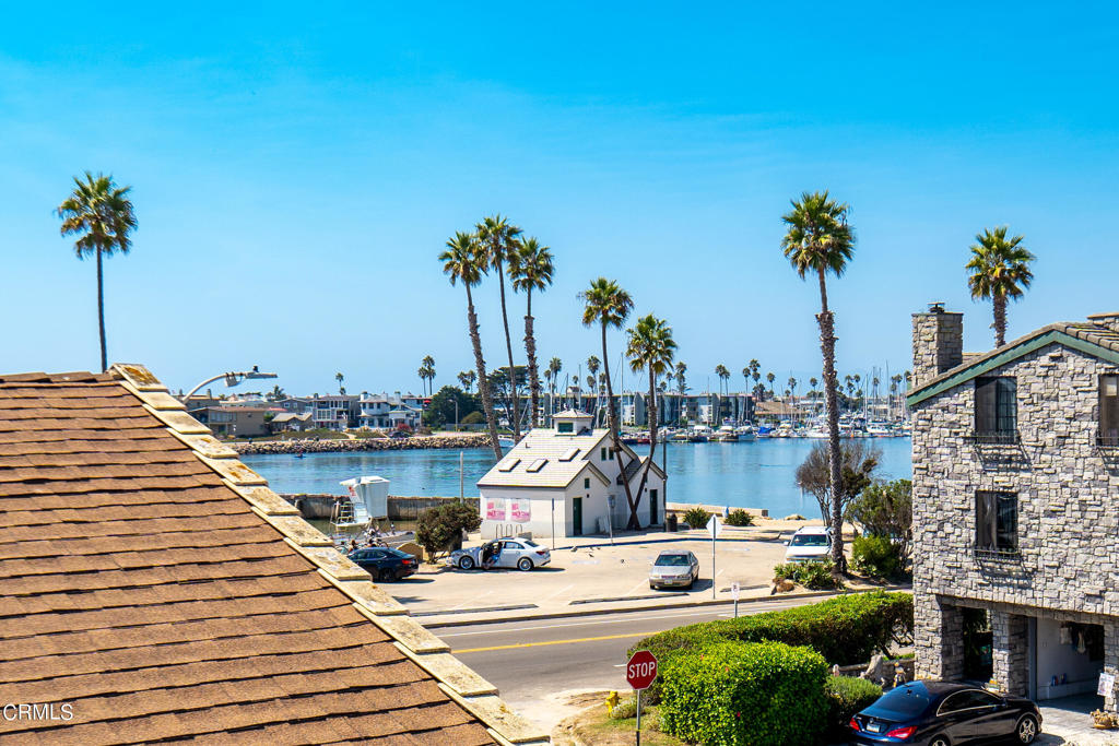 https://media.crmls.org/mediaz/270a758a-960a-4b04-beda-bf0bdf781cac.jpg?preset=X-Large