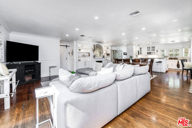 5711 Colbath Avenue, Valley Glen CA: https://media.crmls.org/mediaz/270b62bc-a12a-47de-8b5d-f060f43164f1.jpg
