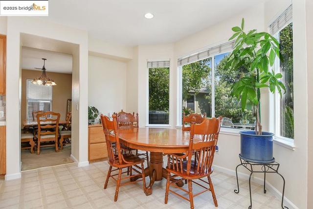 4746 Mammouth Lane, Oakley CA: https://media.crmls.org/mediaz/270d3a09-22a7-44ba-ba2e-8213c2f89397.jpg