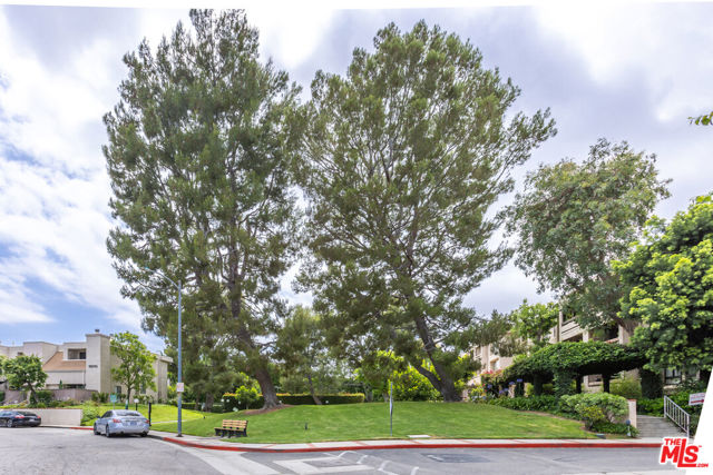 15161 Magnolia Boulevard, Sherman Oaks CA: https://media.crmls.org/mediaz/270e4d17-c939-4555-ad46-c9521e020b0d.jpg