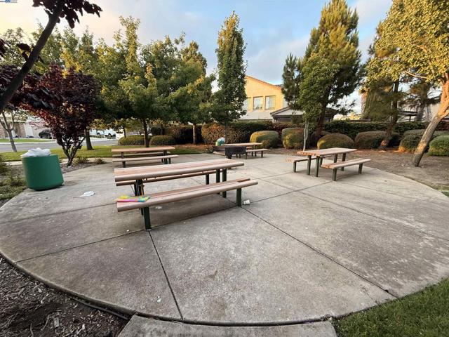 2732 Breaker Ln, Hayward CA: https://media.crmls.org/mediaz/270fb3cb-849a-4787-b53d-9b5976a2862f.jpg