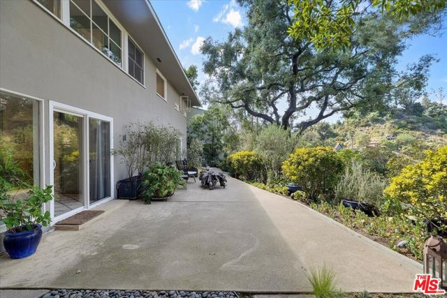 8809 Appian Way, Los Angeles CA: https://media.crmls.org/mediaz/270fcf26-e0c8-4175-a8e5-4236b55a9ab0.jpg