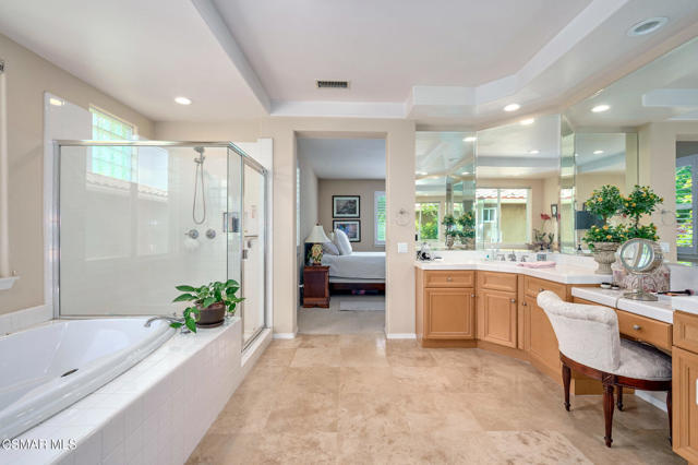 4566 Bluewood Court, Moorpark CA: https://media.crmls.org/mediaz/27105091-ab19-484d-b8bc-c0bede04a61f.jpg