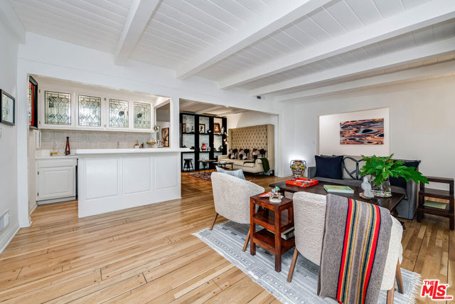 13109 Valley Vista Boulevard, Studio City CA: https://media.crmls.org/mediaz/27118c22-bf98-43cd-b22b-efc680e036a9.jpg