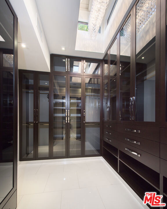900 N HILLCREST Road, Beverly Hills CA: https://media.crmls.org/mediaz/2711e198-e3ea-4ec7-bc61-961dac3e0f4b.jpg