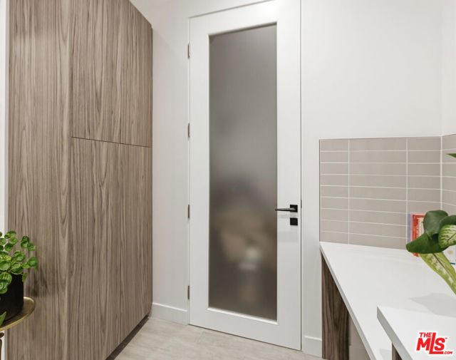 6707 N Sepulveda Boulevard, Van Nuys CA: https://media.crmls.org/mediaz/27127bf5-3135-4441-af5f-90ed3e4a0a08.jpg