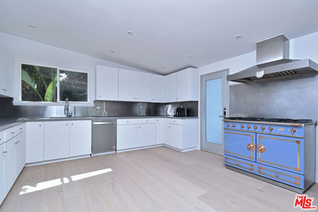 14892 Jadestone Drive, Sherman Oaks CA: https://media.crmls.org/mediaz/27129215-2616-48ad-8ea5-bddfba80361d.jpg