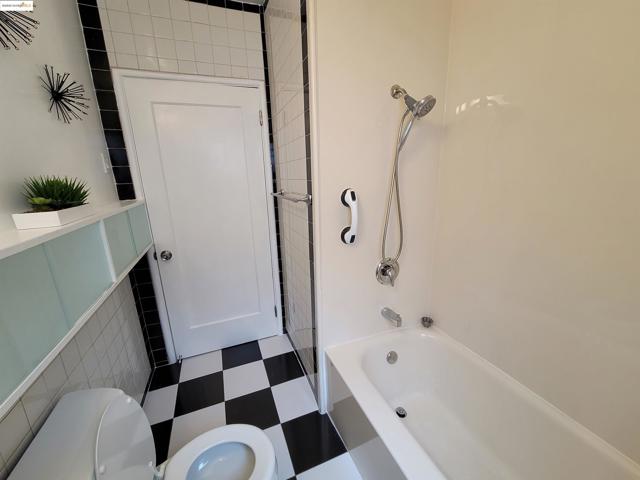3504 68Th Ave, Oakland CA: https://media.crmls.org/mediaz/27129f75-fe44-4590-812c-3b6a9551ae62.jpg