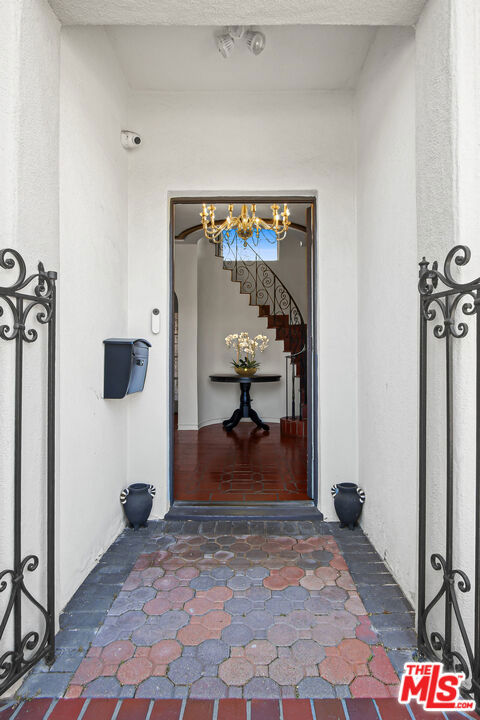 3691 Aureola Boulevard, View Park CA: https://media.crmls.org/mediaz/2713c106-1253-451e-b177-913861be33f5.jpg