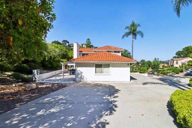 9704 Indian Creek Way, Escondido CA: https://media.crmls.org/mediaz/271464c3-0df1-4cd8-a460-02583add604e.jpg