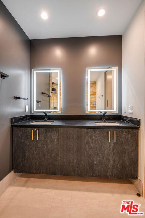 4906 Van Noord Avenue, Sherman Oaks CA: https://media.crmls.org/mediaz/2714978f-039c-4d53-b230-1ce04e3f090e.jpg