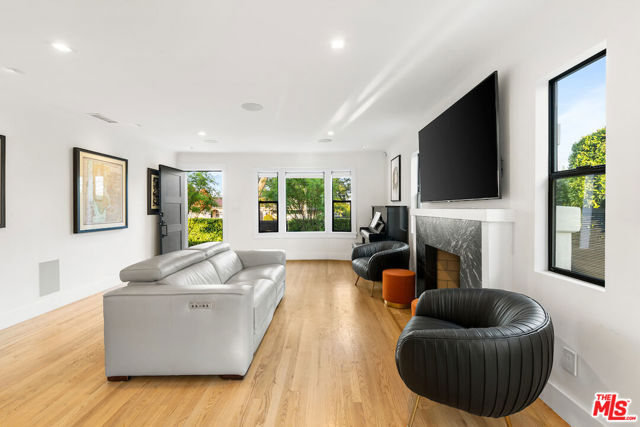 5319 West Boulevard, Los Angeles CA: https://media.crmls.org/mediaz/2714e4f7-34a6-4765-9732-cf703b40be36.jpg