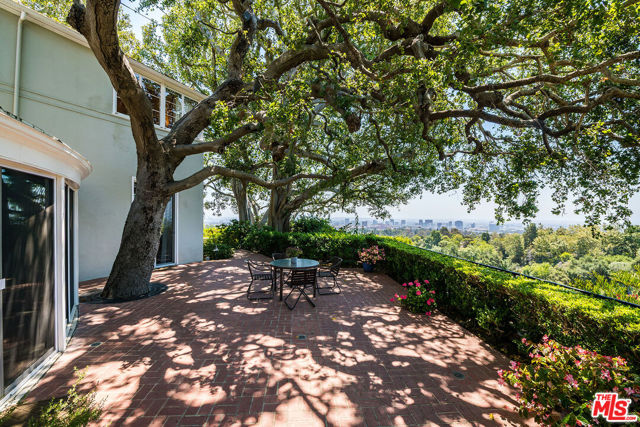 11080 Chalon Road, Los Angeles CA: https://media.crmls.org/mediaz/27153295-791d-4291-a7bd-93791e940abe.jpg