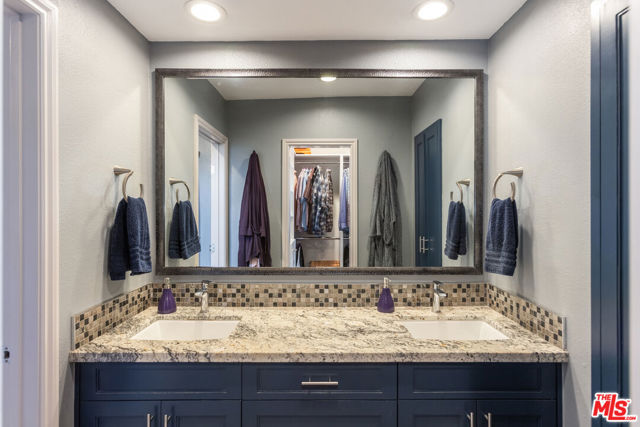 15161 Magnolia Boulevard, Sherman Oaks CA: https://media.crmls.org/mediaz/27155d44-604d-46e8-84a1-ed12ac0f86b8.jpg