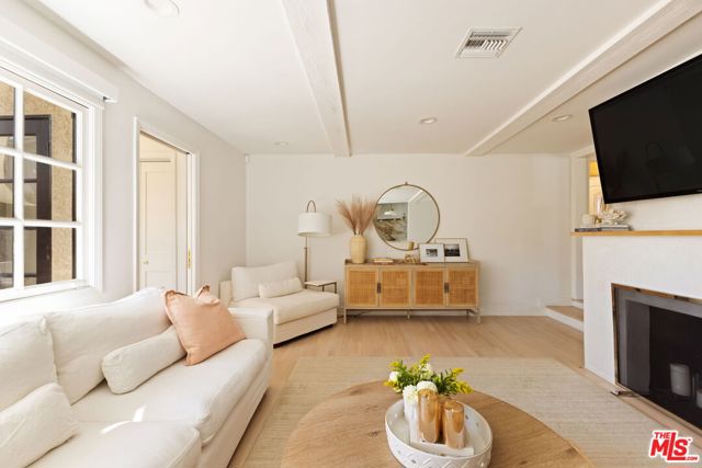 13128 Hartsook Street, Sherman Oaks CA: https://media.crmls.org/mediaz/271607a4-a9bf-45c1-b96f-9d6c6f92ec0a.jpg