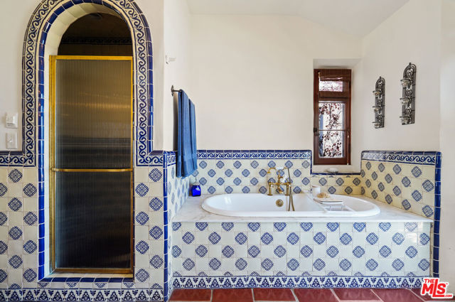 22800 Beckledge Terrace, Malibu CA: https://media.crmls.org/mediaz/27162248-22aa-4ed1-8e43-d527f02da1d7.jpg