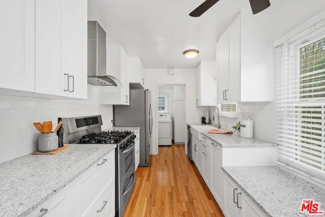 8131 Paso Robles Avenue, Lake Balboa CA: https://media.crmls.org/mediaz/2716596d-556d-428e-b7ee-8b82d126f984.jpg