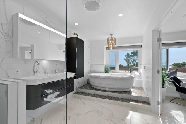 2191 Caminito Del Barco, Del Mar CA: https://media.crmls.org/mediaz/271673e2-ff07-46cd-921c-4d3d6fc2e0b2.jpg