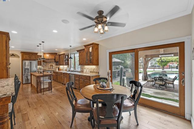 6745 Alisal Street, Pleasanton CA: https://media.crmls.org/mediaz/2716d532-58ac-4abb-96fa-df337a5d5c28.jpg