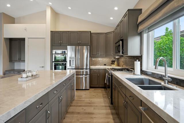 73112 Bel Air, Palm Desert CA: https://media.crmls.org/mediaz/2717068c-2c98-4b3e-8034-8d688d92076d.jpg