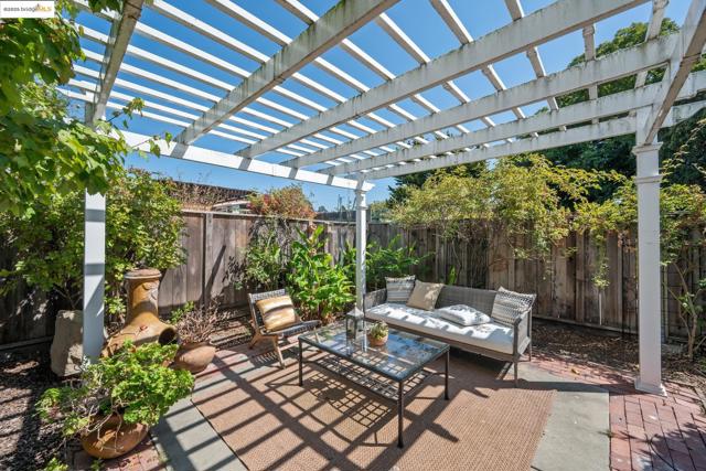 952 Amador St, Richmond CA: https://media.crmls.org/mediaz/2717b149-9c0f-4cbf-b97c-d6367ed49153.jpg