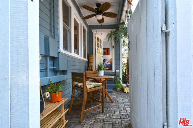 224 Horizon Avenue, Venice CA: https://media.crmls.org/mediaz/2717f60e-387e-4c6d-b2f3-5b401d535943.jpg