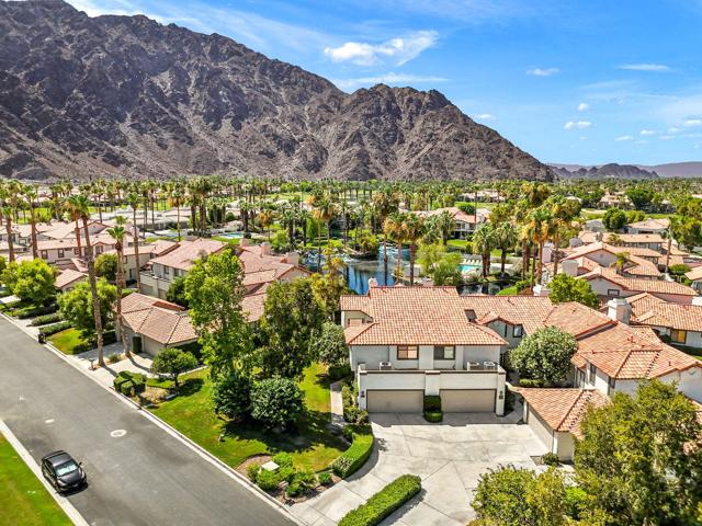 79822 Olympia Fields, La Quinta CA: https://media.crmls.org/mediaz/2718a79d-0f9e-472a-b483-e01aade5b231.jpg