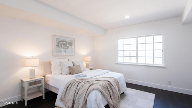 5726 Donna Avenue, Tarzana CA: https://media.crmls.org/mediaz/27198091-45e1-4e3d-9170-9a3c84c1b473.jpg