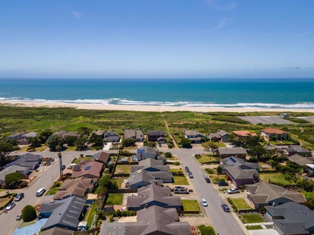 407 Beach Avenue, Half Moon Bay CA: https://media.crmls.org/mediaz/2719db87-4314-4b04-b1ce-d30bffd9e552.jpg