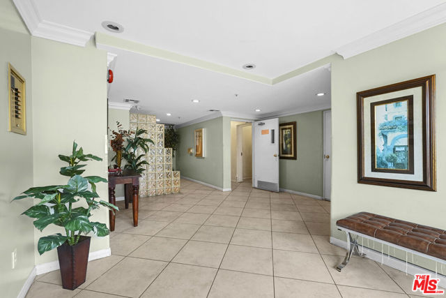 5224 Zelzah Avenue, Encino CA: https://media.crmls.org/mediaz/2719dfeb-4ac7-49e6-82b9-6b854061a408.jpg