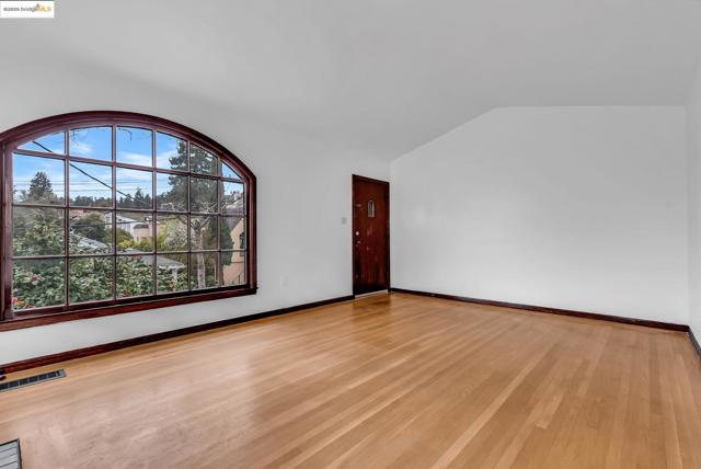 2340 Virginia St, Berkeley CA: https://media.crmls.org/mediaz/271ac81c-a133-4c77-a9f5-f6fd0d1cd669.jpg